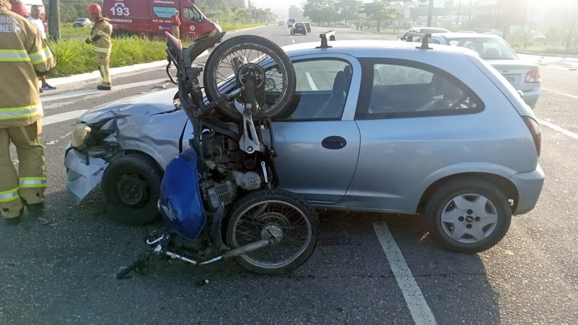 Colisão entre carro e moto deixa homem ferido na RJ-106, em Maricá Colisão entre carro e moto deixa homem ferido na RJ-106, em Maricá