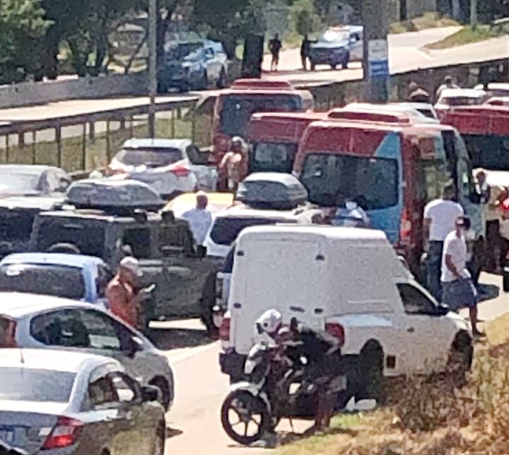 Troca de tiros interdita BR-101, em São Gonçalo Troca de tiros interdita BR-101, em São Gonçalo