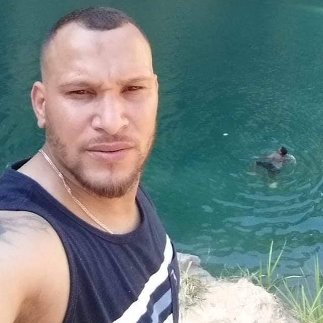 Motorista de aplicativo é encontrado carbonizado no próprio carro Motorista de aplicativo é encontrado carbonizado no próprio carro