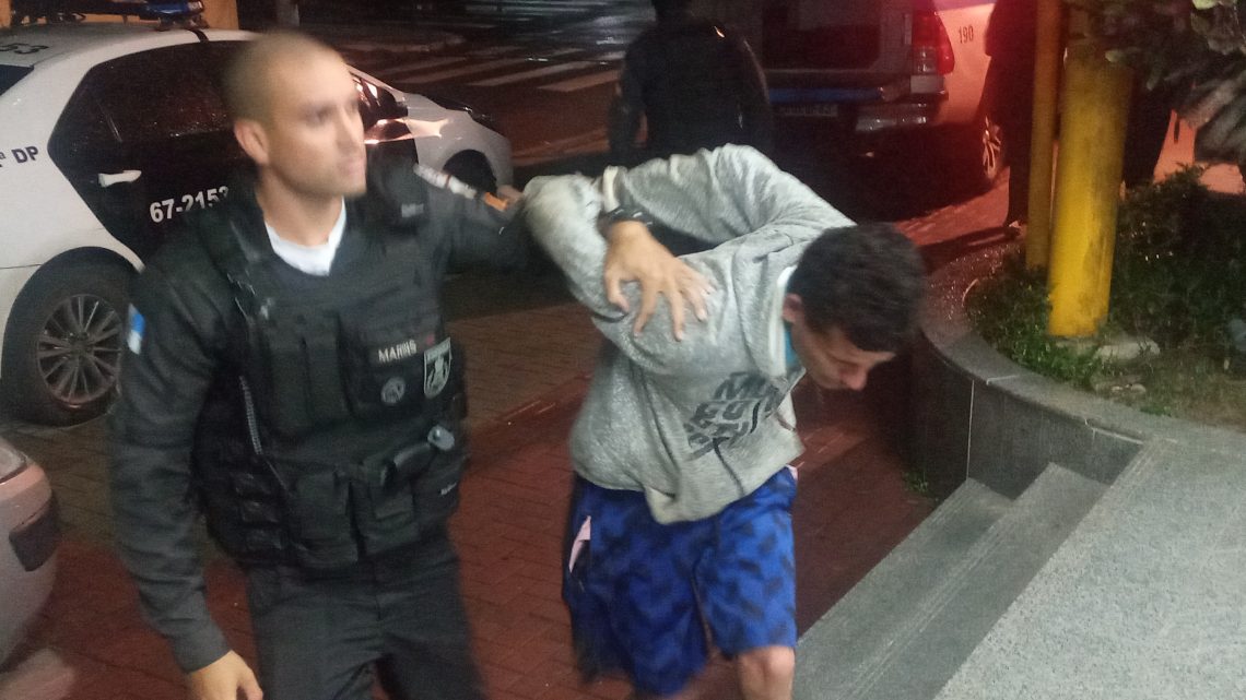 Troca de tiros e perseguição terminam com um preso em Maricá Troca de tiros e perseguição terminam com um preso em Maricá