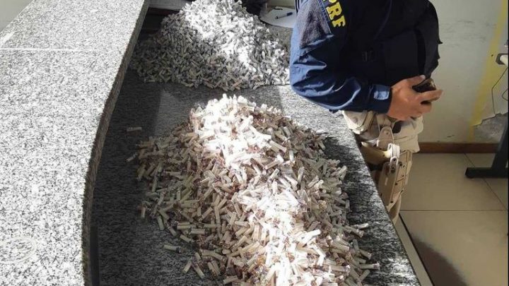 PRF prende casal e apreende mais de 8 mil pinos de cocaína na BR-101 em Casimiro de Abreu