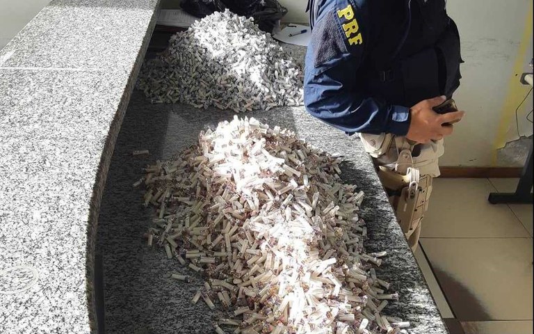 PRF prende casal e apreende mais de 8 mil pinos de cocaína na BR-101 em Casimiro de Abreu PRF prende casal e apreende mais de 8 mil pinos de cocaína na BR-101 em Casimiro de Abreu