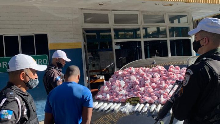 Motorista de aplicativo é preso transportando drogas em Saquarema