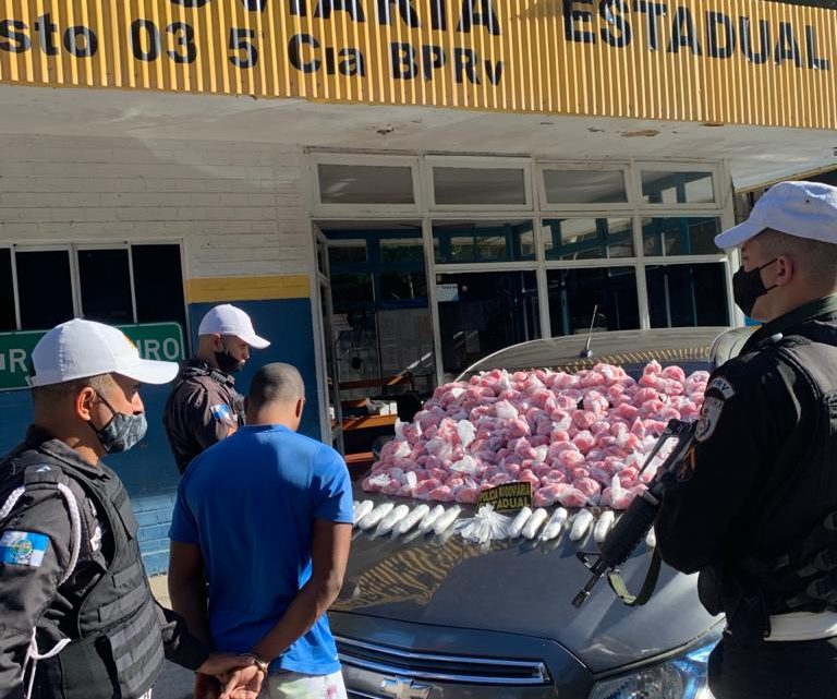 Motorista de aplicativo é preso transportando drogas em Saquarema