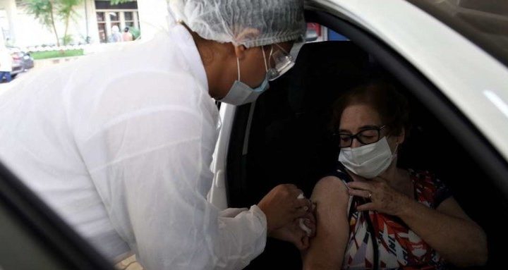 Niterói retoma aplicação de primeira dose da vacina contra covid-19