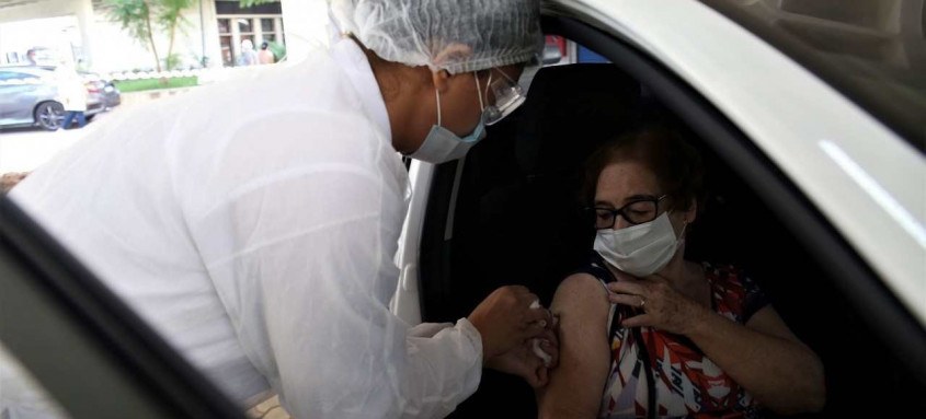 Niterói retoma aplicação de primeira dose da vacina contra covid-19 Niterói retoma aplicação de primeira dose da vacina contra covid-19