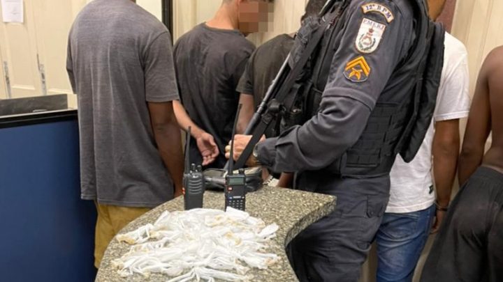 Seis presos com drogas apreendida em Maricá