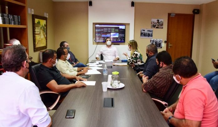 Prefeitura dialoga com comerciantes da cidade