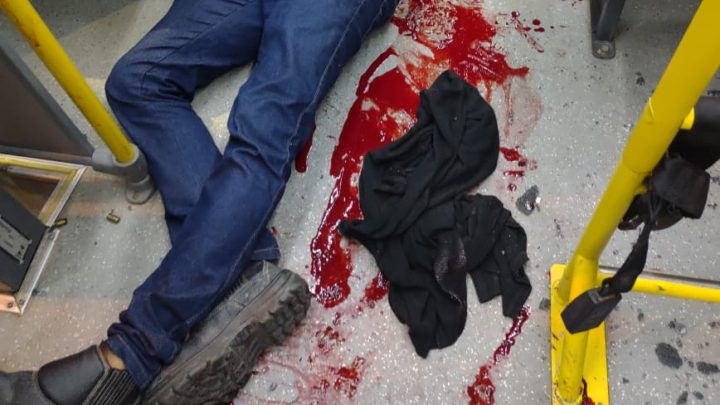 Tiroteio dentro de ônibus deixa um morto e passageiros baleados em Niterói