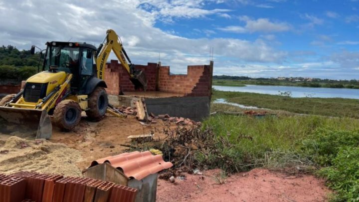 Obra irregular é demolida em Bambuí