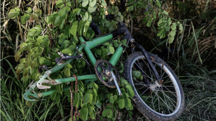 Uma criança de bicicleta e atingida por veículo e morre em niteroi