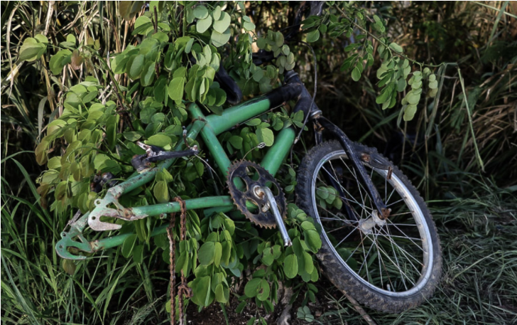 Uma criança de bicicleta e atingida por veículo e morre em niteroi Uma criança de bicicleta e atingida por veículo e morre em niteroi