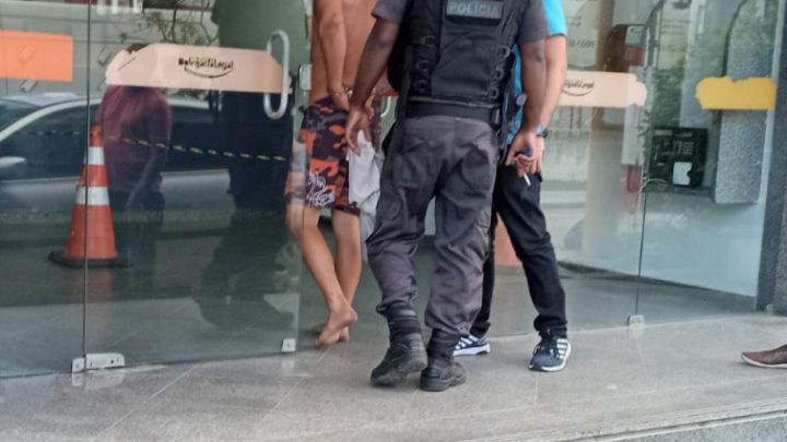 Homem é preso após agredir a própria campanheira em Maricá