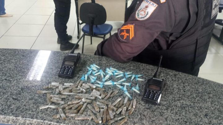 Drogas e rádios transmissores são apreendidos em Maricá