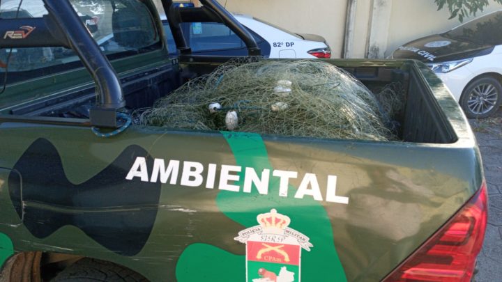 Polícia Ambiental apreende rede de pesca na lagoa de Maricá