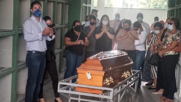 Corpo do delegado Júlio César Mulatinho é sepultado em Maricá