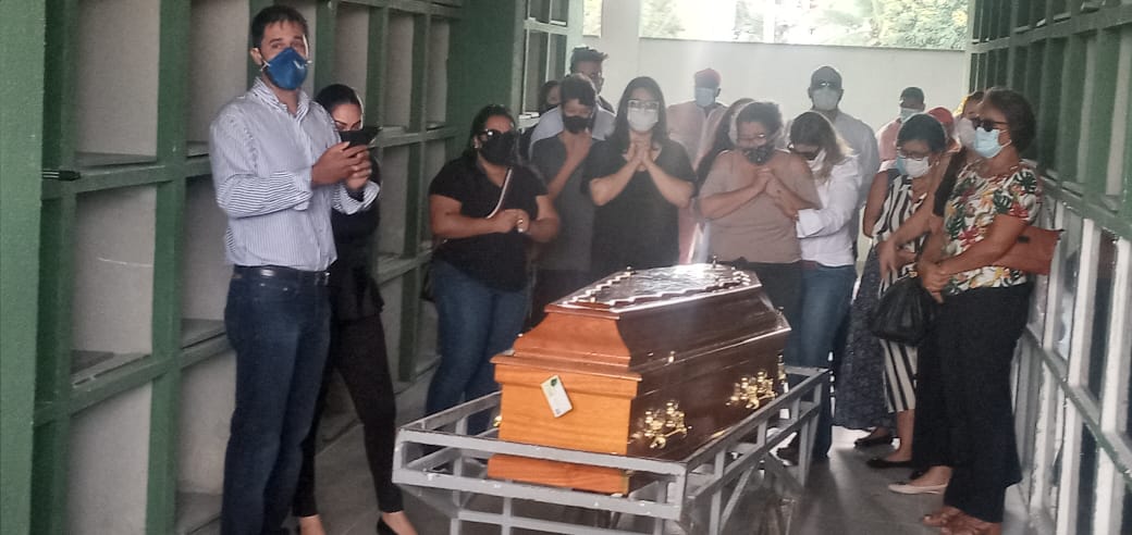 Corpo do delegado Júlio César Mulatinho é sepultado em Maricá