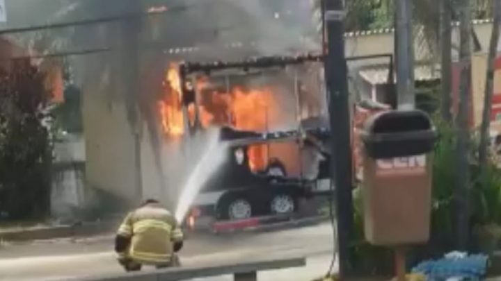 Trailer pega fogo na Região Oceânica em Niterói