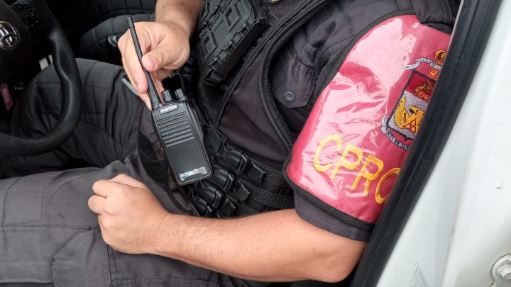 Adolescente é apreendido com um rádio transmissor em Maricá