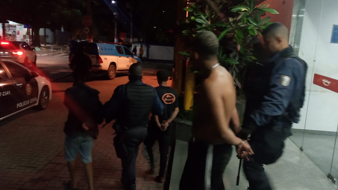 Três homens foram presos com armas e granada em Maricá Três homens foram presos com armas e granada em Maricá