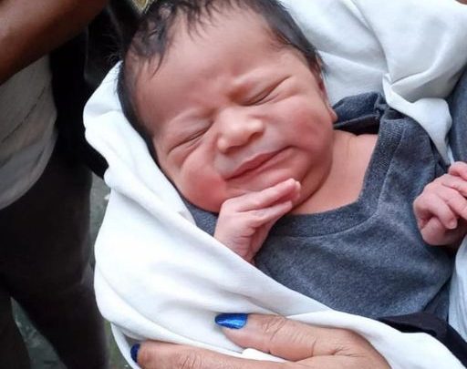 Bebê é abandonado dentro de lixeira