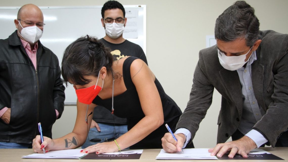 Prefeitura assina contrato de aquisição da casa de Beth Carvalho em Maricá Prefeitura assina contrato de aquisição da casa de Beth Carvalho em Maricá