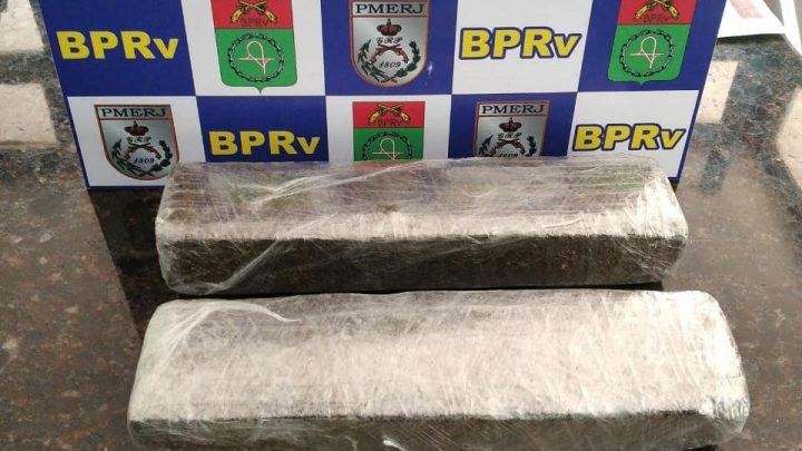 Adolescente é apreendida com droga dentro ônibus em Saquarema