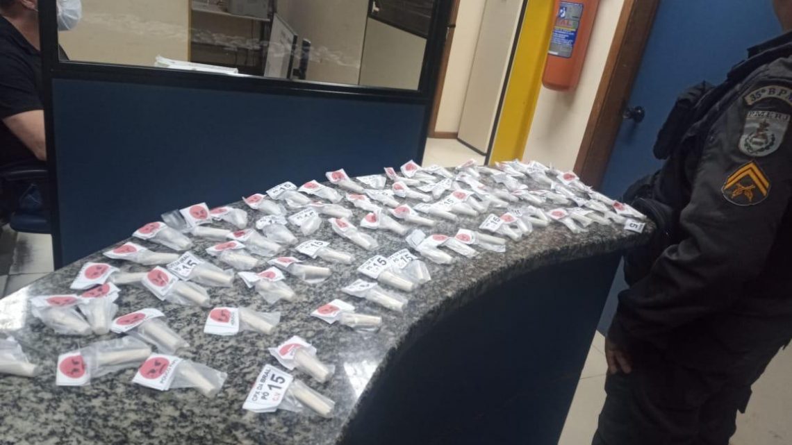 Adolescente é presa com drogas em Rio Bonito Adolescente é presa com drogas em Rio Bonito