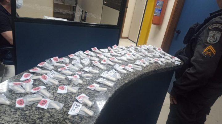 Adolescente é presa com drogas em Rio Bonito