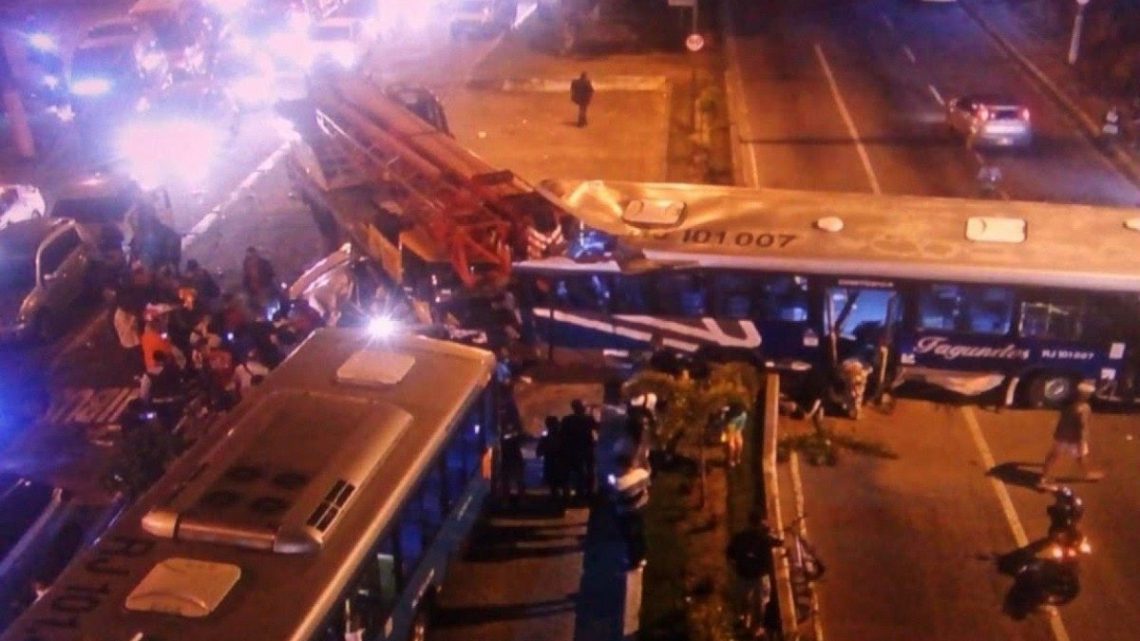 Acidente grave na Alameda São Boaventura deixa um morto em Niterói Acidente grave na Alameda São Boaventura deixa um morto em Niterói