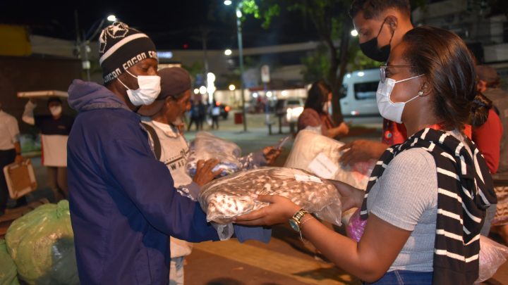 Maricá Solidário arrecada agasalhos e cobertores