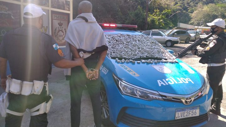 Homem é preso transportando drogas de Niteroí para Araruama