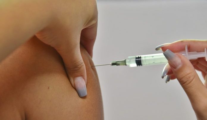 Trabalhadores de Correios e bancários podem se vacinar contra a Covid-19 a partir desta quinta-feira (15)