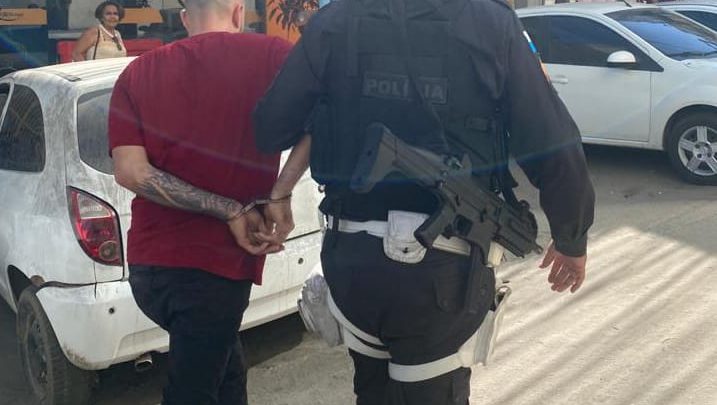 Um homem é preso furtando uma carga de cigarro em São Gonçalo