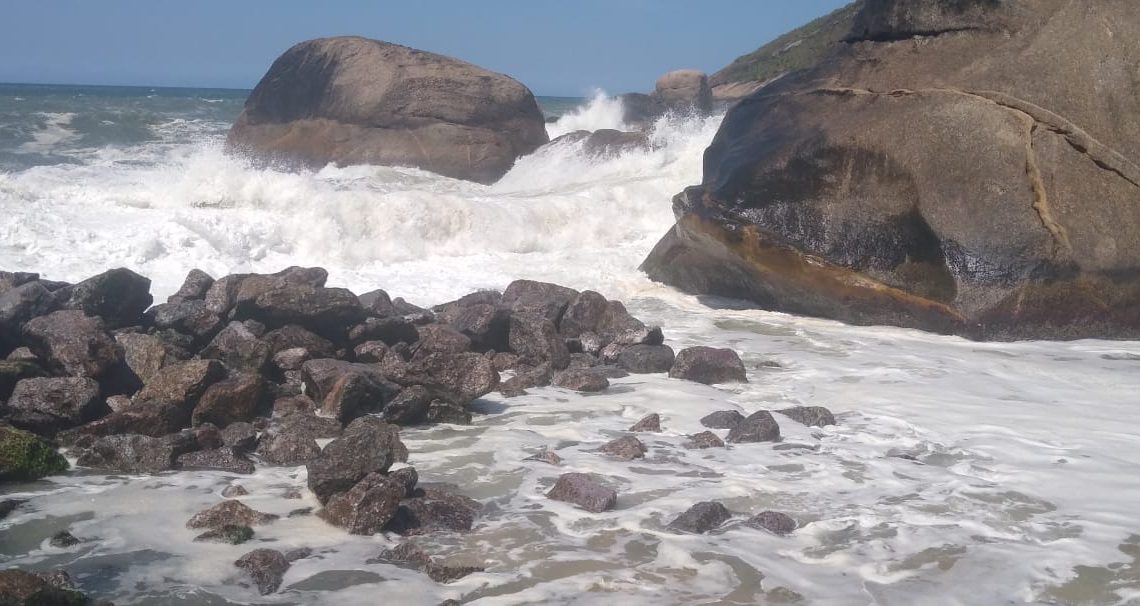 Ressaca destrói quebra-mar de Itaipuaçu em Maricá
