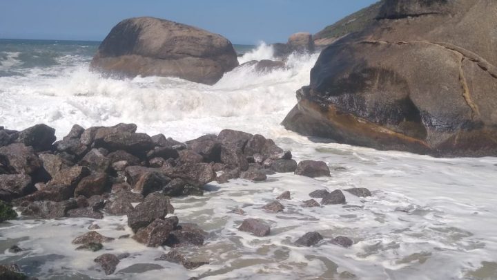 Ressaca destrói quebra-mar de Itaipuaçu em Maricá