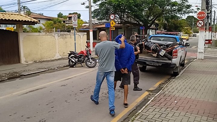 Homem é preso com moto roubada em Maricá