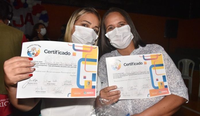 Prefeitura entrega certificados para alunos do Pré-Encceja 2020
