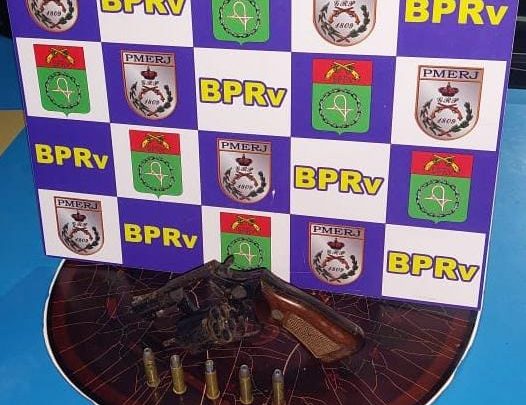 BPRv apreende arma e dois homens são presos em Jaconé, na Região dos Lagos