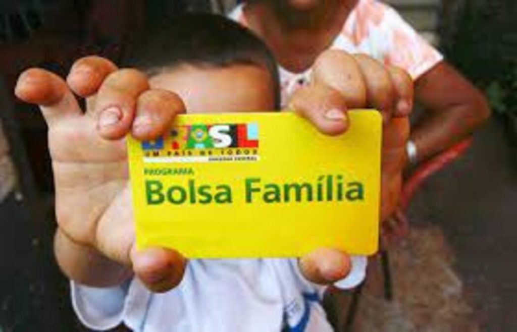 Novo Bolsa Família pode pagar cerca de R$ 400 mensais até 2022