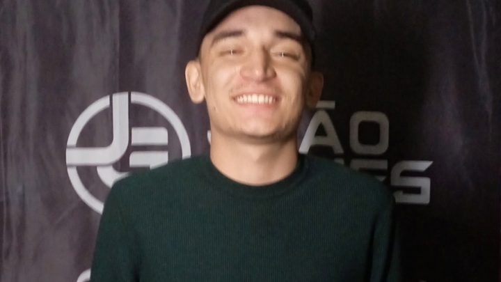 O cantor João Gomes abre retomada dos eventos em Búzios