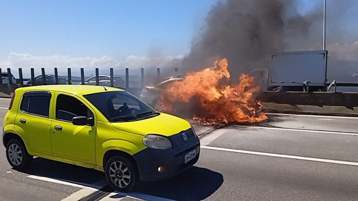 Carro pega fogo na Ponte Rio-Niterói