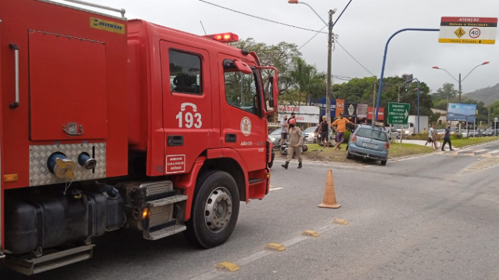 Acidente de carro e moto deixa uma pessoa ferida em Maricá