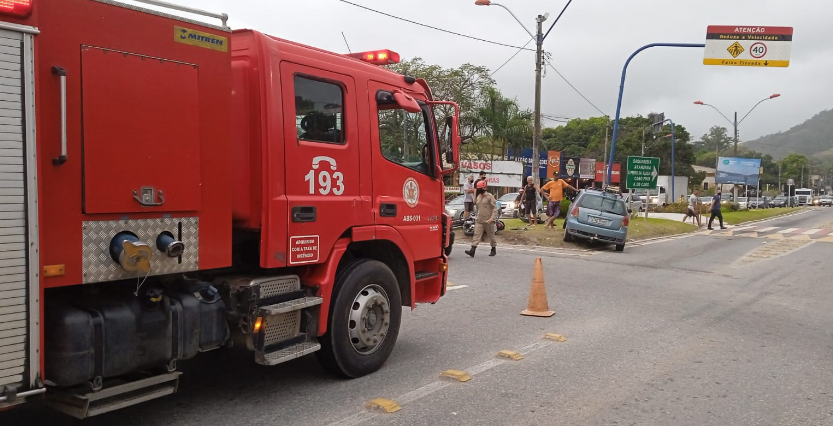 Acidente de carro e moto deixa uma pessoa ferida em Maricá Acidente de carro e moto deixa uma pessoa ferida em Maricá