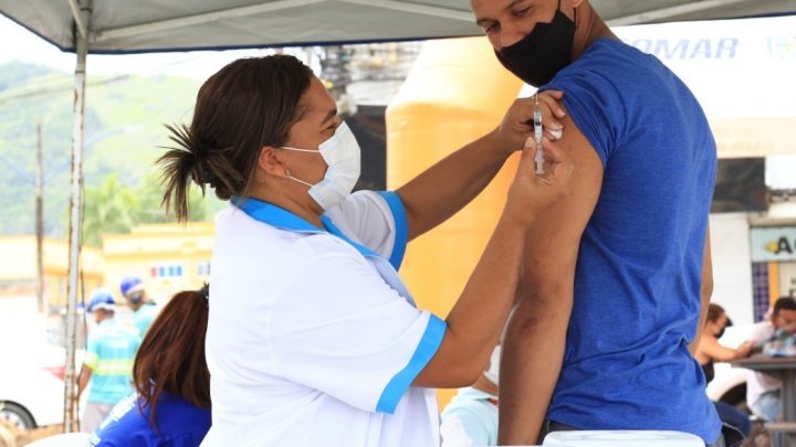 Vacinação contra Covid no Centro de Maricá