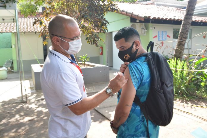 Prefeitura realiza vacinação itinerante contra a Covid-19 em Itaipuaçu