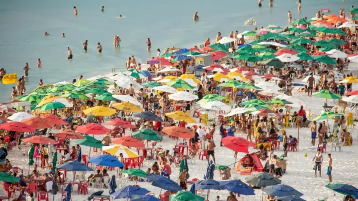 “A cidade está lotadíssima”, dispara turista sobre Arraial do Cabo. Município deve receber 250 mil visitantes na virada