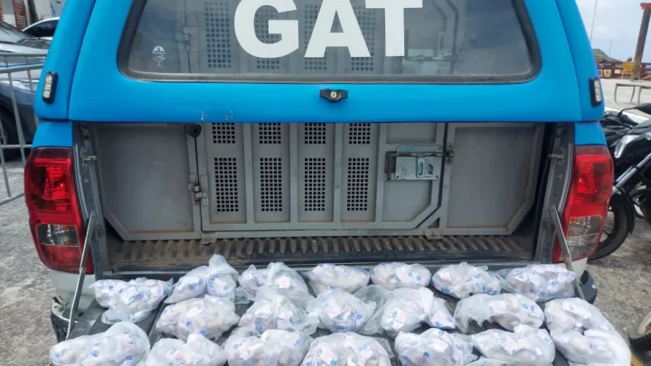 PM apreende carga de cocaína enterrada na areia da Praia Grande, em Arraial