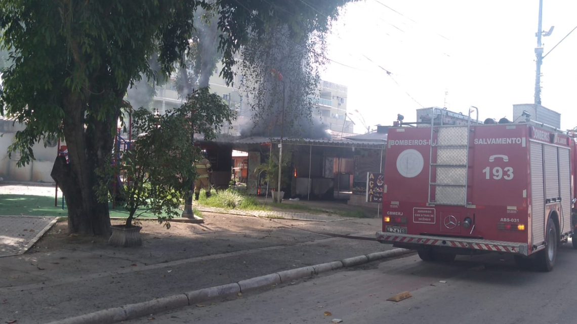 Um tailer pega fogo em Maricá Um tailer pega fogo em Maricá