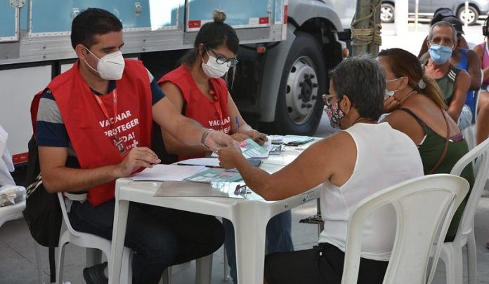Caminhão da Saúde reforça vacinação contra a Covid-19 no Centro em Maricá